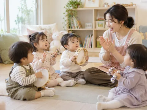 교사와 둘러앉아 탬버린과 방울 악기로 음악놀이를 하는 아이들의 AI 연출 이미지