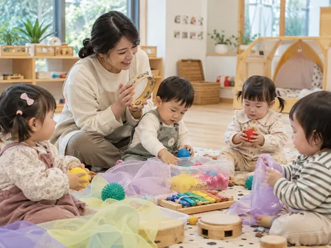 촉감 공과 스카프, 다양한 교구를 탐색하며 감각놀이를 하는 아이들의 AI 연출 이미지